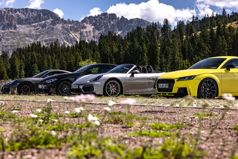 Sportwagen-Gruppe auf einer Panoramastraße in den Dolomiten, Porsche 911 GT3, Boxster GTS und Audi TT RS